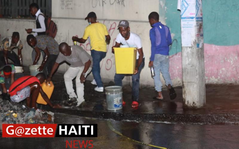 Des riverains faisant le plein de carburant 