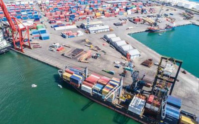 Vue aérienne de la jetée de Haina, au moment où un navire est chargé de conteneurs de marchandises à exporter