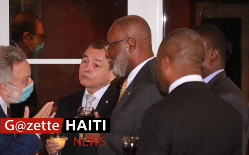 Le ministre Généus recevant des salutations 