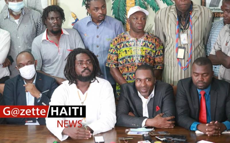 Arnel Bélizaire et ses camarades en conférence 