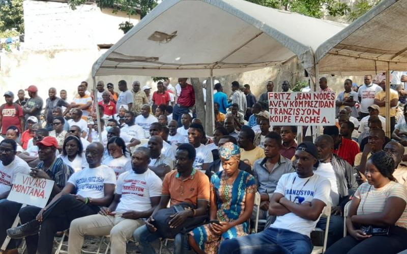 Des supporteurs de Fritz Jean avant la marche 