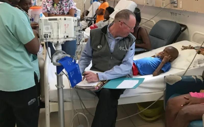 Le Dr Paul Farmer au chevet d'un enfant 