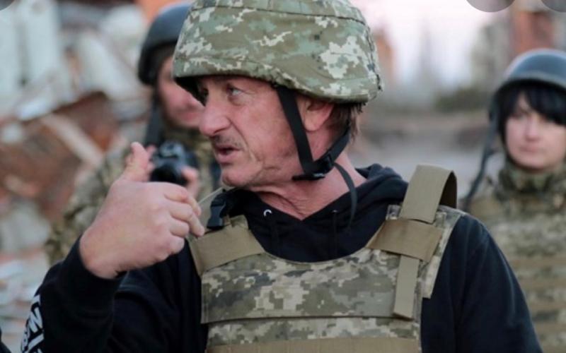 Sean Penn filmé en Ukraine en pleine guerre 