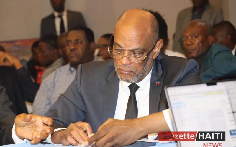 Le Pm Ariel Henry signant l'accord 
