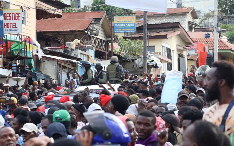 Des agents de la BSAP au milieu de la foule 