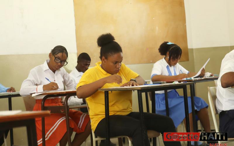 Des élèves en salle d'examens 