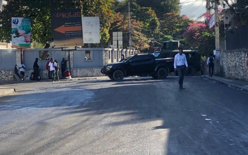 Un blindé à bloquant l'accès à la Villa d'Acc