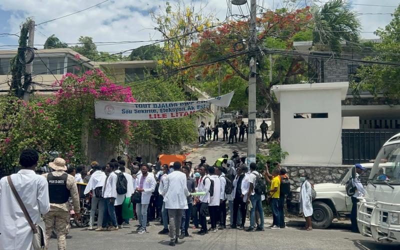 Des étudiants de la FMP descendent dans les rues de Port-au-Prince