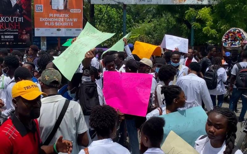Une manifestation organisée pour réclamer la réouverture de l’Hôpital de l’Université d’État d’Haïti