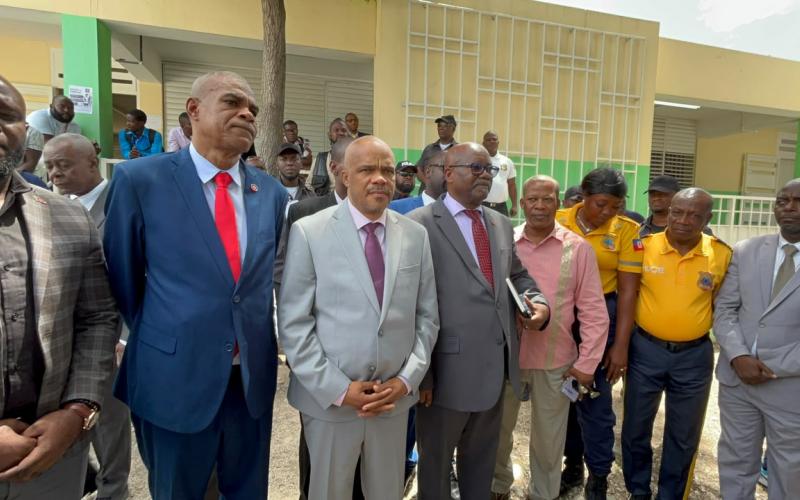 Le MENFP visite le centre d’examen du Lycée Jean-Marie Vincent à Carradeux