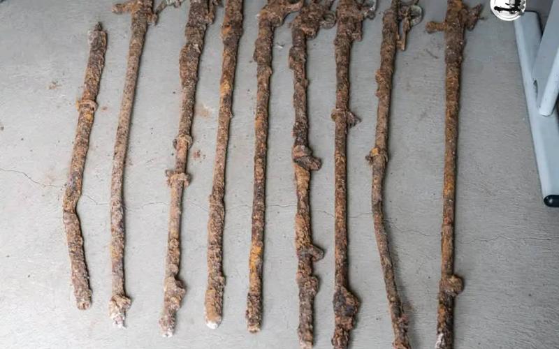 Découverte d'un important lot d'anciennes armes lors de travaux de fouille 
