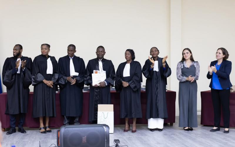 Anson Dacius, jeune défenseur des droits humains, remporte la 9e édition du concours de plaidoirie 