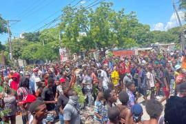Une vue d'une foule à Pétion Ville