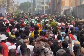 Une vue d'une foule à Pétion Ville