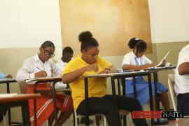 Des élèves en salle d'examens 