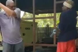 Yves Germain frappant violemment un homme